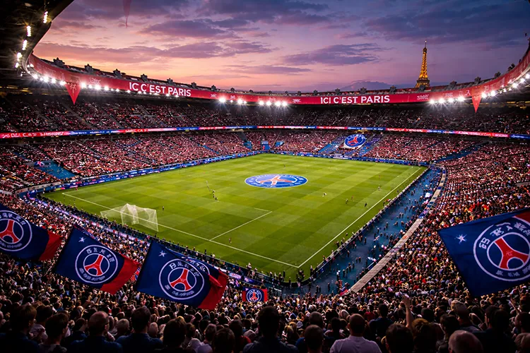Stade de football rempli diffusé en direct via un abonnement IPTV 12 mois